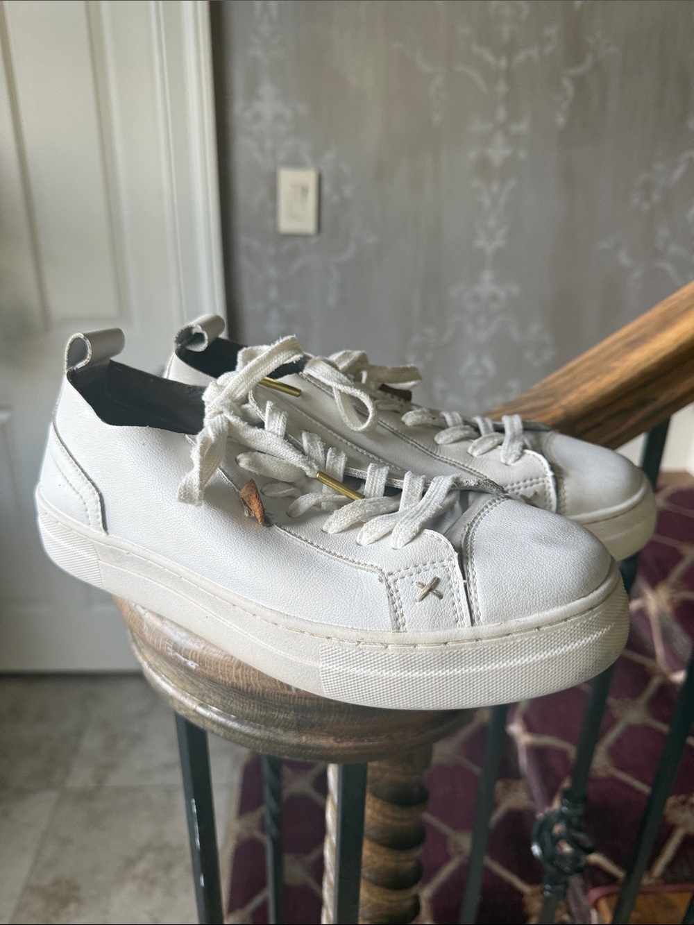 MUSSE and CLOUD women’s leather sneaker 8 preowned good condition